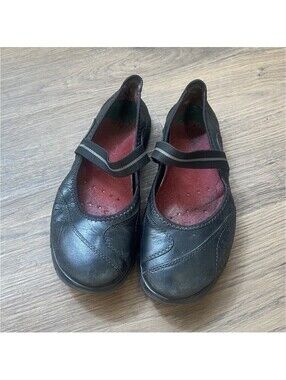 Earth Black Leather Mary-Jane Flats with Red Insole